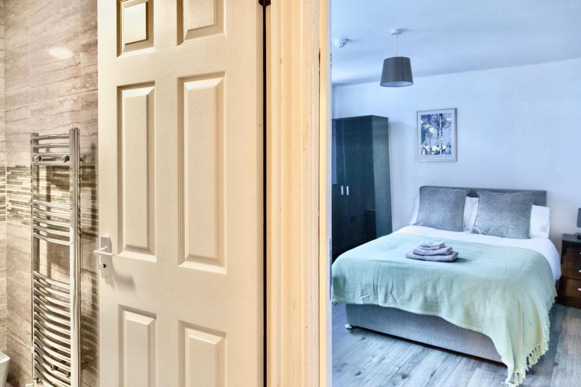Large 6 Bed House, Long Term Savings, Contractors, Professionals, Big Groups, Free Parking! Holiday home Liverpool