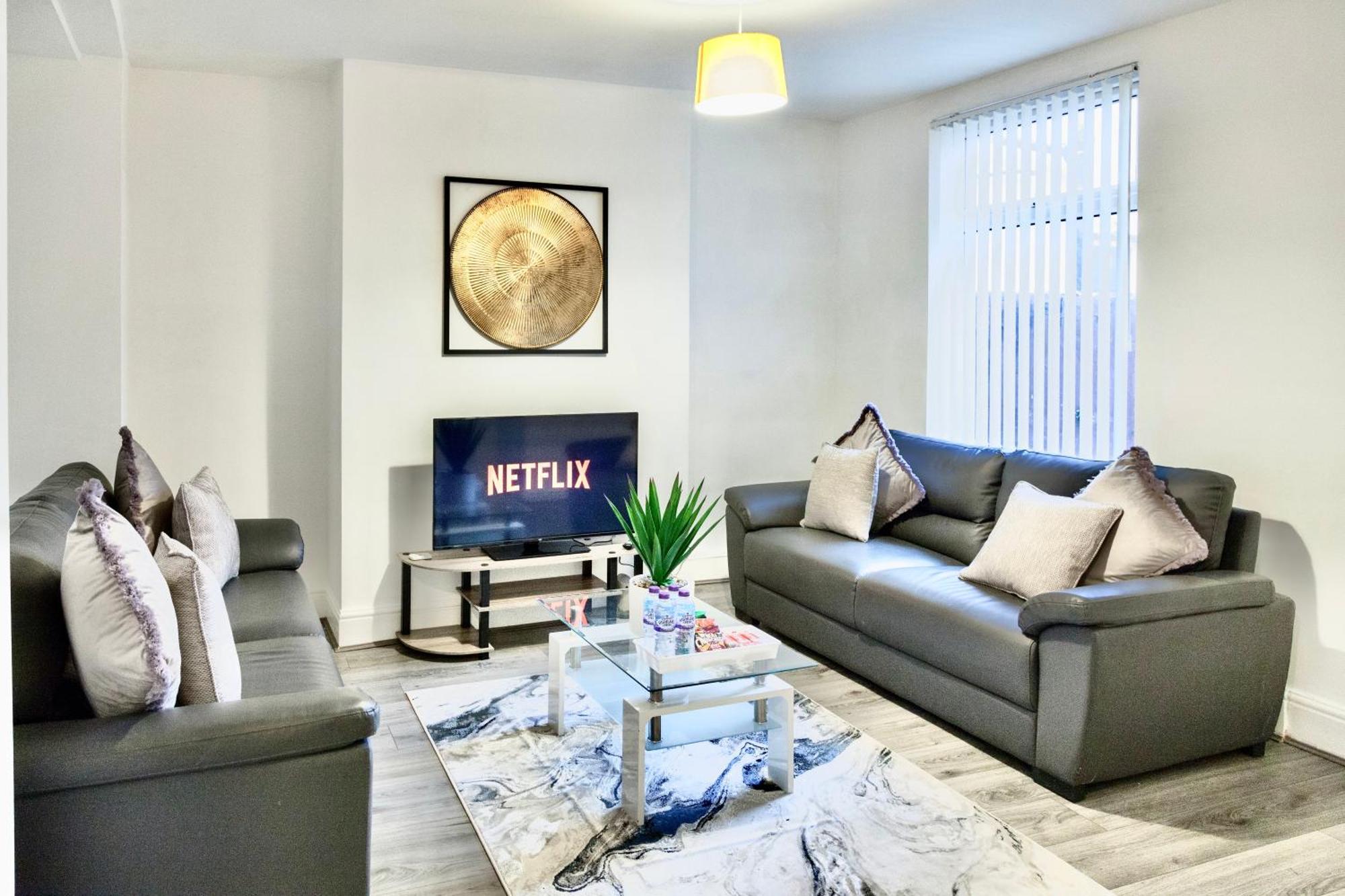 Large 6 Bed House, Long Term Savings, Contractors, Professionals, Big Groups, Free Parking! Liverpool